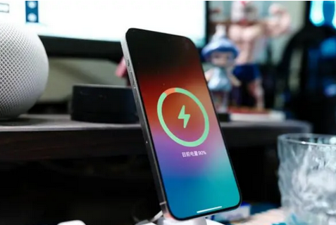 克拉玛依苹果15换屏服务分享用什么充电器给iPhone15充电更好 